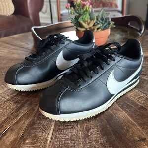 Nike Women’s Cortez Sneakers Black and White Sz 8.5/8